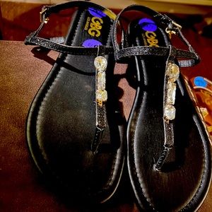 8 1/2 GBG Los Angeles Womens  Blakely Logo Embellished T-Strap Sandals Shoes